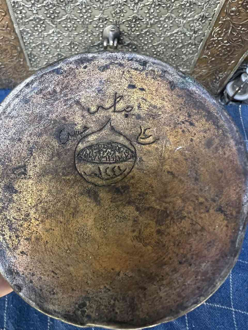 دلو نحاس احمر قديم نقش يدوي مختوم ايضا ارتفاع 18 سم
واتساب ***********
