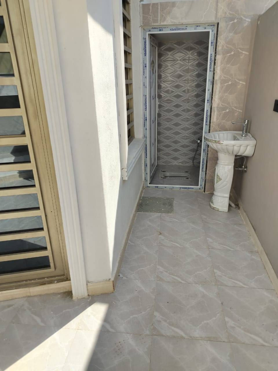 السلام عليكم يوجد لدينا دار للبيع طابق واحد فقط مساحه 100متر واجهه 6وربع ونزال 16 يحتوي على ستقبال +مطبخ +حولي +غرف نوم عدد 1 جميع الخدمات موجوده ماء وتبليط وكهرباء نوع الملك طابو زراعي سند 25اقرار محكمه وتنازل شركة العنوان بغداد الدوره البوعيثه مجمع عدل الثالث الاستفسار اتصل على هاتف *********** /***********
