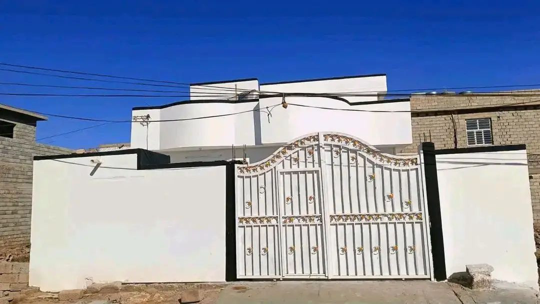 دار لبيع مساحة 200 متر متكون من طابقين
4 غرف نوم استقبال وهول ومطبخ 
خلف مطعم جنة العراق 
للتواصل والاستفسار ***********
