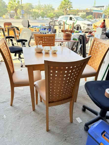 ميز طعام
خشب بلوط
باله صناعه ياباني
يحتوى على ٤ كراسي

توجد خدمه توصيل 
للحجز مراسله الصفحه او الاتصال
🌹مدينه ألعاب المدهش مجاور مطعم ابو صفاء تحت جسر العبور المعلق ***********🌺
