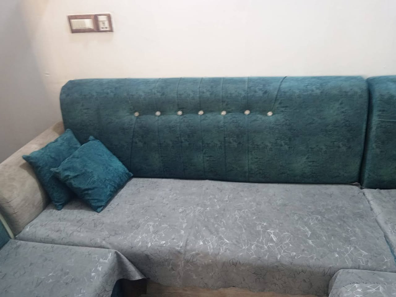 ديوان وغرفه 400 وبيهن مجال مكان سبع ابكار ***********
