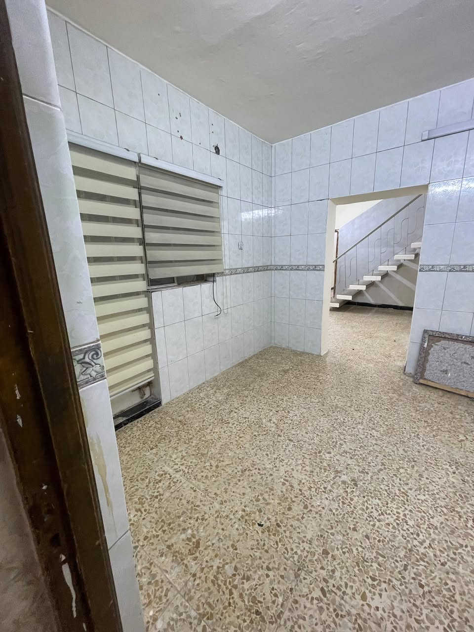 #للايجار_في_السيدية
دار سكني المساحة 150 متر

يحتوي مدخلين ثلاث غرف نوم صالة مطبخ خدمات كراج

بيت جاهز موقع مميز اجاره مليون 

للأستفسار:***********
