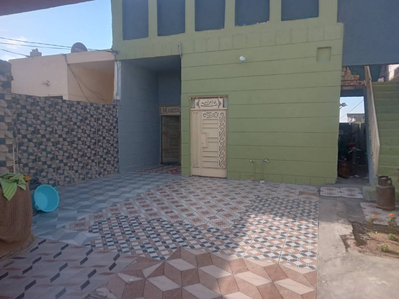سلام عليكم بيت البيع بحي منصور   مساحه ٢٠٠ م   ألبيت طابو زراعي سند 25 *********** البيت نضيف سعره ٣٥ قفل
