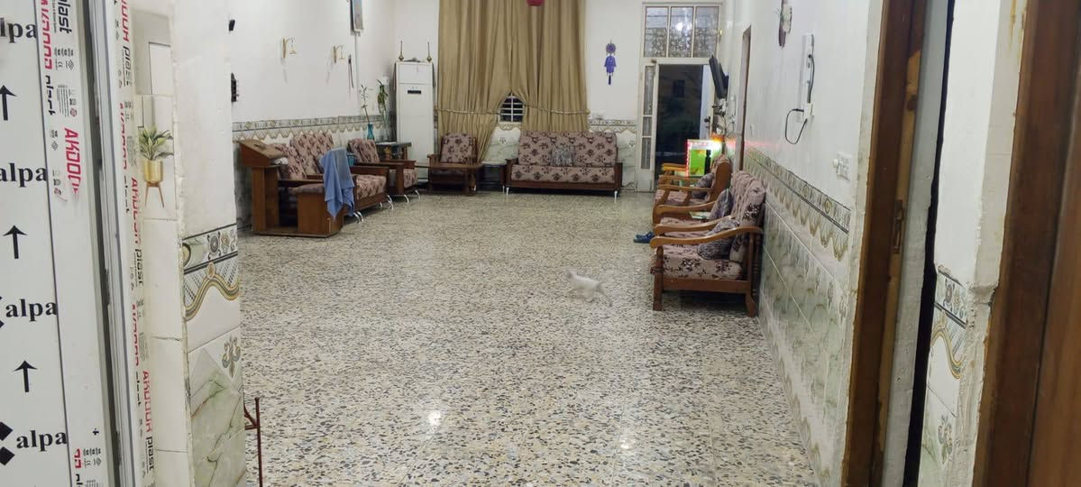 بيت البناء 400 متر من غير الاستقبال الخارجي وملحقاته المساحه دونم مزروع كافه انواعالنخيل والاشجار المثمره العنوان السلاميات بعد سيطره ابو ريشه هذا رقم صاحب البيت 0770 391 4827
