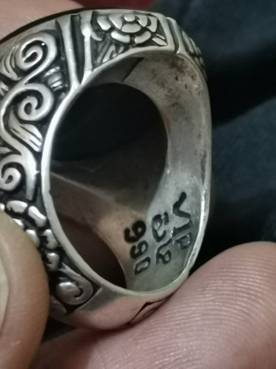 خاتم عقيق يماني اسود الحجر ٣سم مخطوط اية الكرسي و اللهم رزقا واسعا طيبا صياغه البحرين اليدوية الثقيله فضة ٩٩٠ الوزن ٣١غم تقريبا الصايغ حمادة قياس ٢٢ السعر ١٤٠ الف مع التوصيل


**إذا كنت صاحب هذا الإعلان وتريد حذفه لأي سبب، رجاءا أرسل رسالة إلى الدعم الفني**