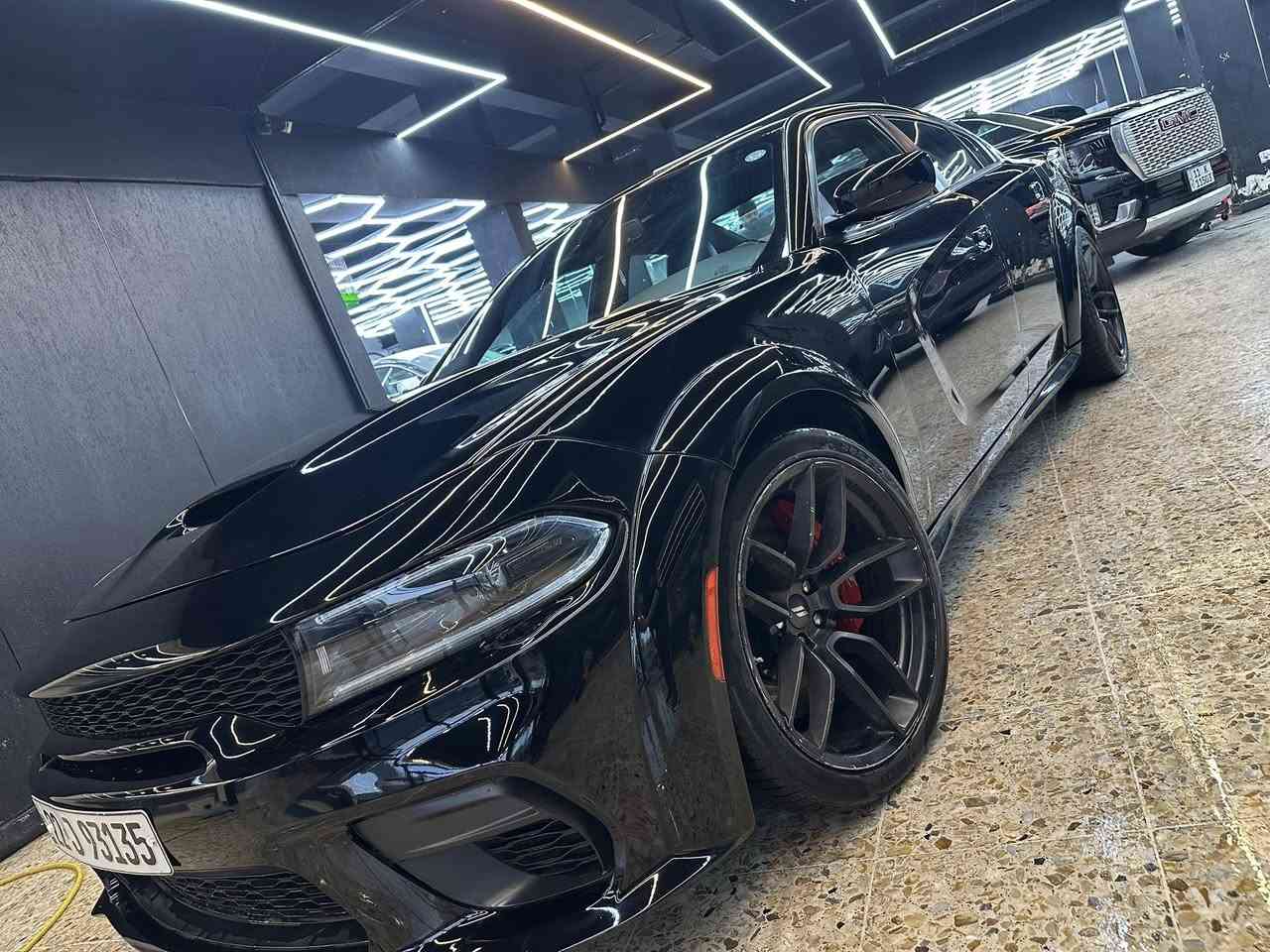 السلام عليكم
جارجر سكات باك
مديل ٢٢
بيها جاملغ خلفي وامامي وبنيد
وباب امبدل نفس الون 
السياره كلها بعدها على لبلاد لا امزودة ولا ملعوب بيها 
فول موصفات
فتحة
رادارات
داخل احمر 
***********
