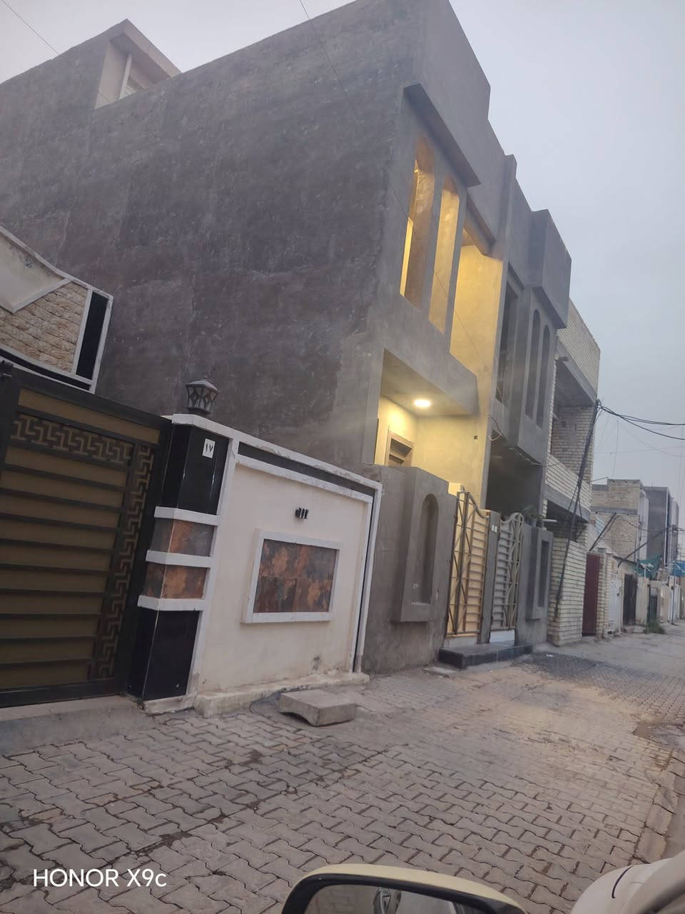 مشتمل للبيع الدوره ميكانيك 
ثاني بيت عن الشارع العريض 
المساحة 84 متر واجهه 4 نزال 21
3نوم صاله مطبخ خدمات 2

السعر220 مع المجال

*********** علاء المعموري
 مكتب حسين المعموري
