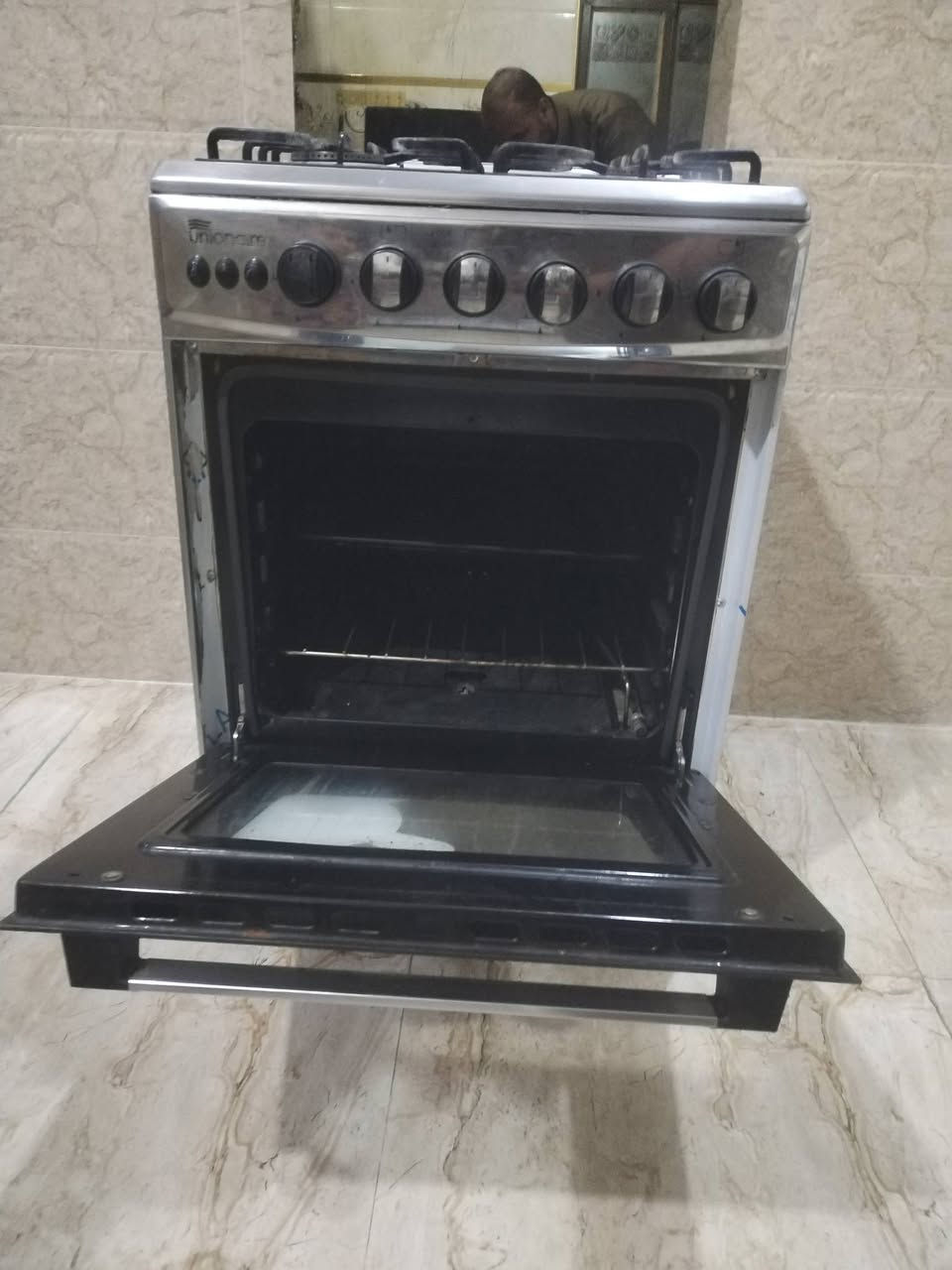 السلام عليكم ورحمة الله وبركاته.
يوجد طباخ  للبيع.. نظيف اخو الجديد
مستعمل شي قليل جدا.
السعر ١٧٥..
رقم الهاتف... ***********
