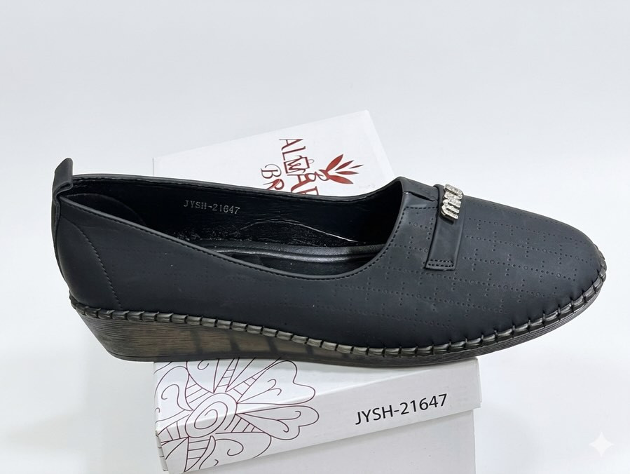 ⁨ راحة قدميكِ تبدأ من هنا.. ✨
لكل سيدة تبحث عن حذاء يجمع بين الأناقة والراحة طوال اليوم، وفرنا لكم هذا الموديل المميز 
كعب "جيلاتين مريح جداً يعطي ارتفاعاً متوازناً دون تعب
✅ جودة عالية.
• ✅ قالب مريح.
السعر: [ 15] دينار.
📥 للحجز، أرسل صورة الموديل والمقاس للخاص ‏احذية_نسائيه #راحة #ازياء_العراق #موديل_جديد #steps_iqq⁩


**إذا كنت صاحب هذا الإعلان وتريد حذفه لأي سبب، رجاءا أرسل رسالة إلى الدعم الفني**