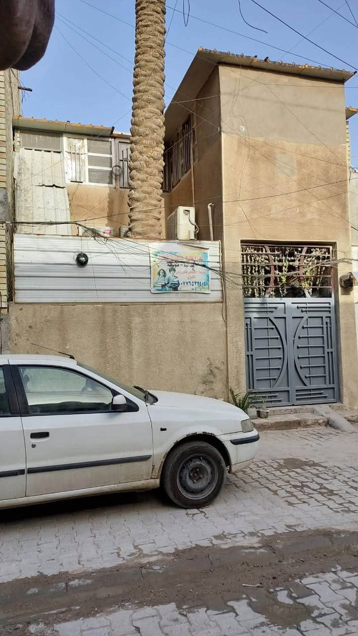 📍 دار 🏠 للبيع 
 الموقع: حرية الثانية / قرب دائرة الكهرباء

🔹 المساحة: 105 م
🔹 الواجهة: 6 ونص م 
🔹 النزال: 15 م
🔹 البناء: مسلح + بناء قديم نظيف قابل للسكن

🔹 التفاصيل:
 • الطابق الأول: 3 غرف + خدمات + طرمة
 • الطابق الثاني: غرفة + غرفتين ساندويج + خدمات
 • سطح
‎💰 السعر185 بي مجال 
للاستفسار ‭***********‬
