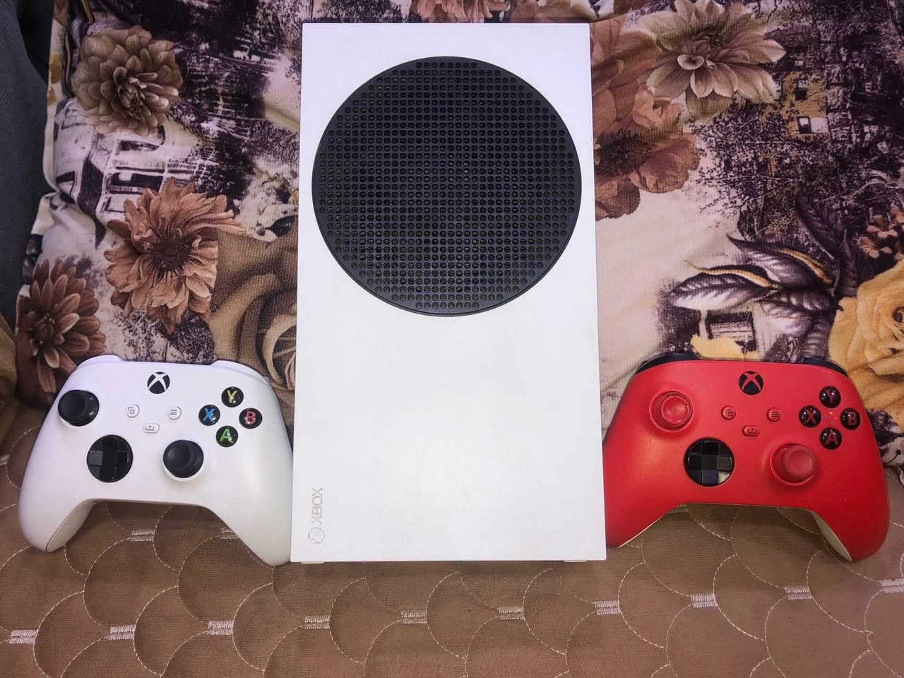 ملحقاته:يجي ويا جميع ملحقاته مع جوستكات اثنين وبطاريات قابله للشحن مع الشاحنه مالتهن كلة جديد ما مستخدم قليل يجي ويا وايراته الHDM واير البور واكيد كارتونته الاصليه مال جهاز 

الحساب والالعاب :الحساب بي حسابين اول حساب مشتري بي ريد ديد 2 ردمشن و جراند 5 بس حسابين اونلاين ولعبه اساسن كريد اورجينس و ميراج مستوى عالي ولعبه باتلفيد افضل جزء وللي هوة 3 وفيفا 2025 و لعبه حرب مادري شنو اسمه ذا ويتشر مادري شون وبالحساب كيم باس شهرين ومادري كم يوم والجهاز امانه الله بس اول ما جبته شوي لحيت علجهاز وقدم اداء اسطوري وانطيك بي ضمان سبوع من اي خلل والجهاز جديد نضافته اذا 100% 99% نضيف شكد ما تتوقع السعر اكتب واللي سعره زين ارد علي

تعال وبيك خير وتدلل واتس ***********

ملاحظة شباب الجهاز انفتح نظفته وبدلت ال HDM اصليه أما الباقي كلشي بلادي
