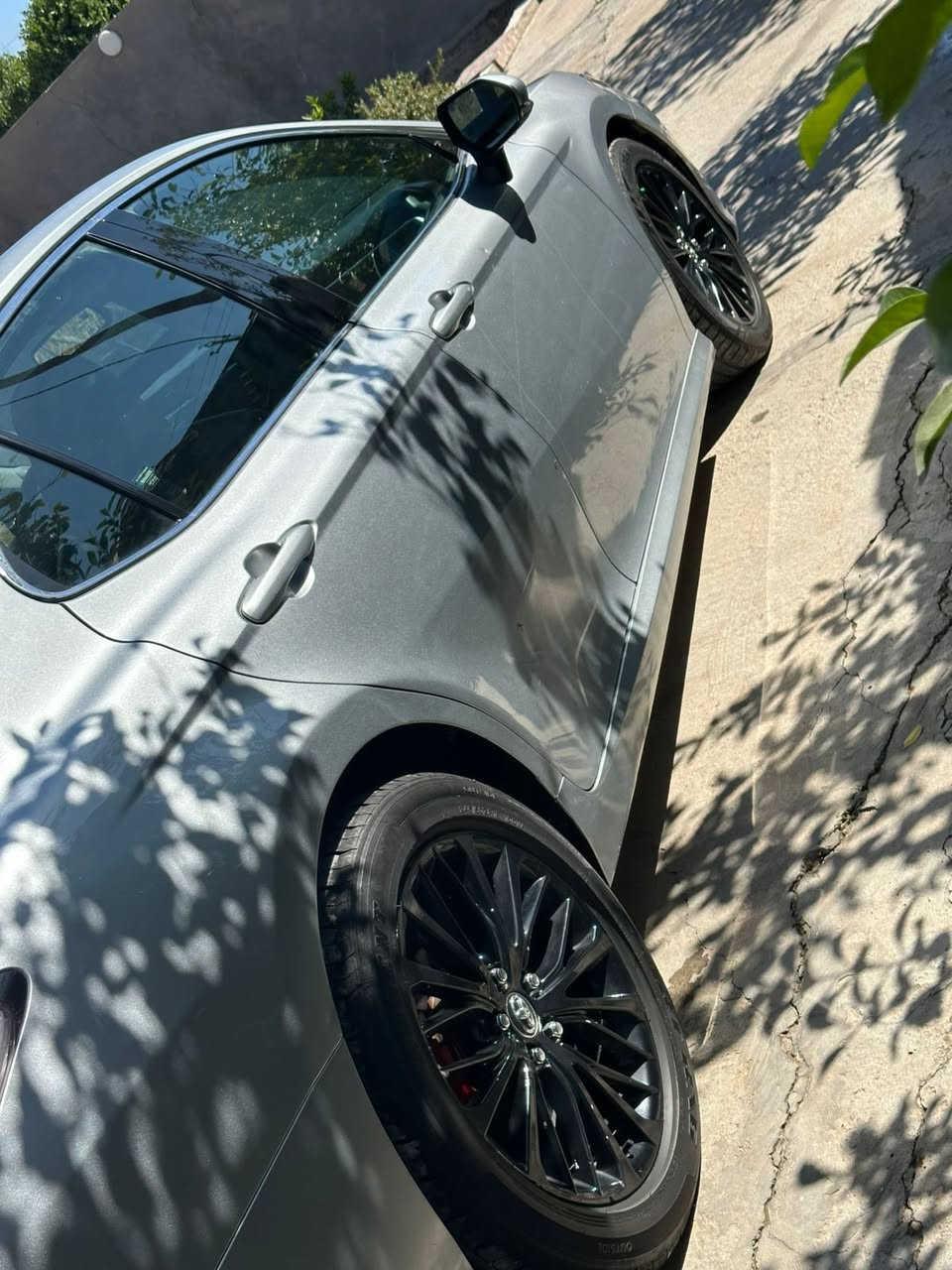 كامري 2018
رقم بغداد باسمي سنويه جديده لل 2031
ماشيه 66 الف مايل
———
فول مواصفات 1/1 اعلى فئه XSE
اربع كاميرات اماميه وجوانب وخلفيه
بنوراما
داتا شو
حساس امامي + خلفي
رادار 360 درجه
داخل صاج
اضاءه ترحيب علامه تيوتا كامري
اناره لد داخلي 
———
الحادث كما موضح بالصور فقط بنيد مبدل اصلي نفسه اللون
البدنه بخشم الشاصي بيه تعديل بسيط

ملاحظه / السياره اجه بيه ثلاث قطع كلير من امريكا بدون فتح وبدون ضرر  عدا براغي الصندوق مفتوحه فقط
—-
العنوان بابل - الحله
رقم الهاتف / ***********
