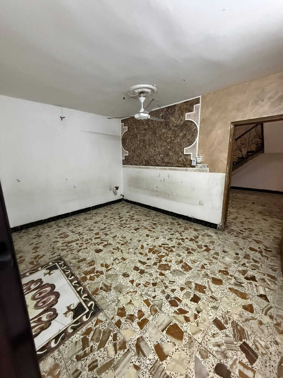 #للايجار__في__السيديه
طابق ارضي مساحه 200 متر يحتوي 

على كراج وغرفتين نوم وصاله ومطبخ وحمام 

بدل الايجار 750 الف 

للأستفسار ***********
