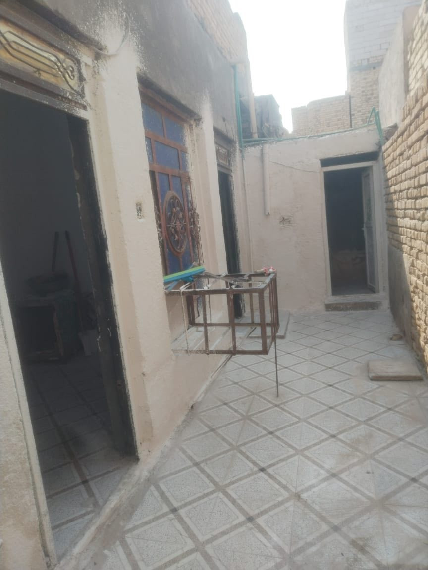 السلام عليكم بيت مساحه 100 خلفي بناء طابوك عكاده بلفداء شارع المدارس مقاطعه 21 خدمات كامله  يحتوي ع غرفه وصاله ومطبخ وصحيات واستقبال عوزه ترتيبات خفيفه السعر مناسب للتوصل ***********
