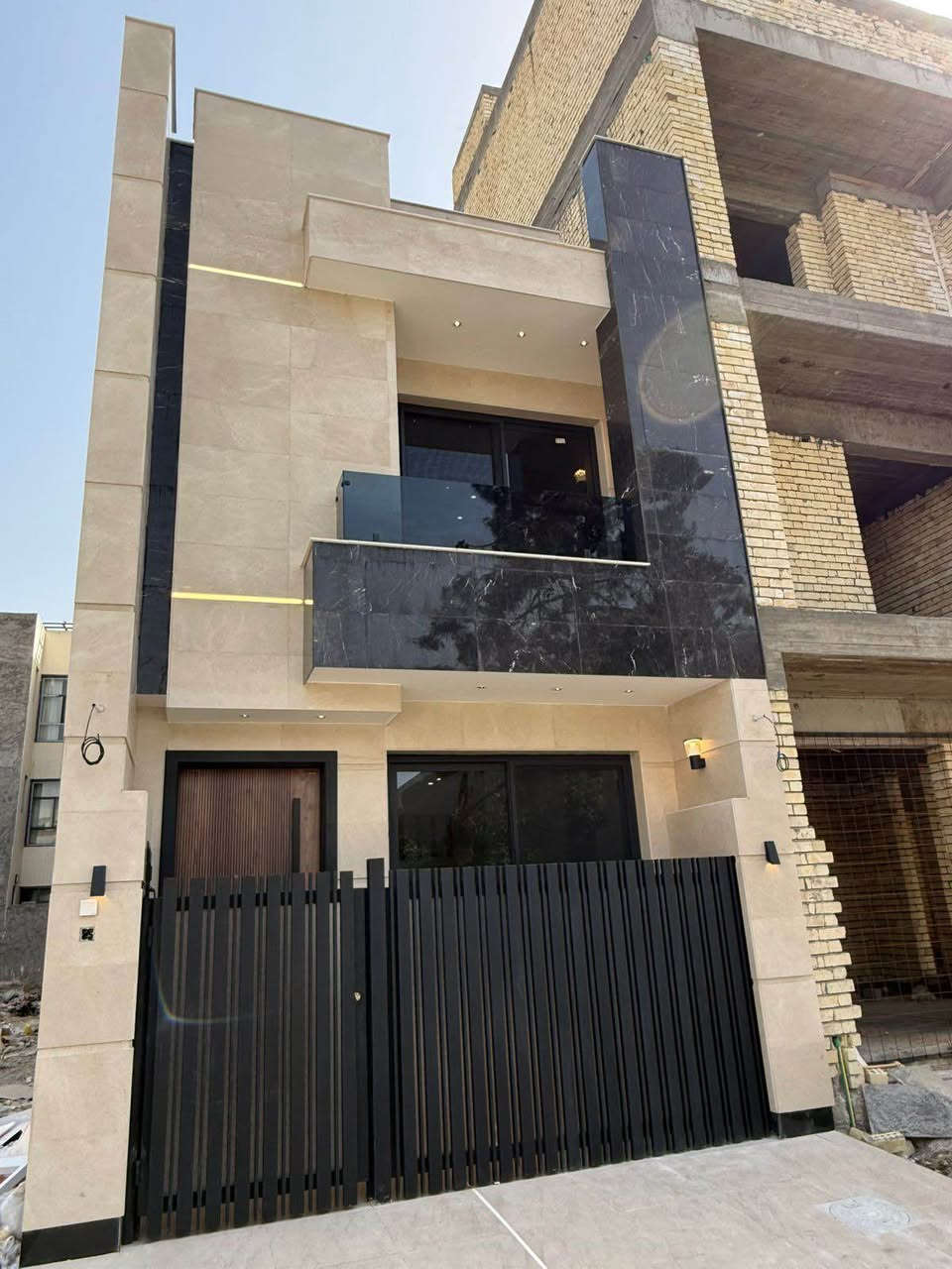⭕️ دار أنيق بتصميم راقٍ  #للإيجار 🏡 
ملاحظة : سعرة مناسب اي شخص يكدر يسكن بي 

مميزات الدار 
مجهز ب سبالت وستائر 
وكاونتر وكهرباء 24 ساعة 

الموقع / بغداد اليرموك محلة 614
اقرب نقطة دالة للدار  / مدرسة الفتح 

التفاصيل :
 • 🛋️ 1 صالة و مطبخ بنظام أمريكي 
 • 🛏️ 4 غرف نوم مريحة 
 • 🚿 2 حمامات و 1 منور وبلكونة 

📍 Aitisal Bi
📞 ***********

♦️زرونا في موقعنا :
بغداد – القادسية
شارع الخدمي / مقابل جامع ام الطبول 🕌

🏢 العقاري نمر الجبوري 
♻️ ملاحظة : اذ عندك عقار تريد اتبيعه او تأجره راسلنا على صفحة وخلي الباقي علينا. 

#عقارات_العراق #عقارات_بغداد #شراء_عقار #_تسويق_عقاري_احترافي
#عقارات #بغداد #للبيع #للايجار 
#اليرموك
#الداوودي
#القادسية
#الاميرات
#الحارثية بغداد, العراق
