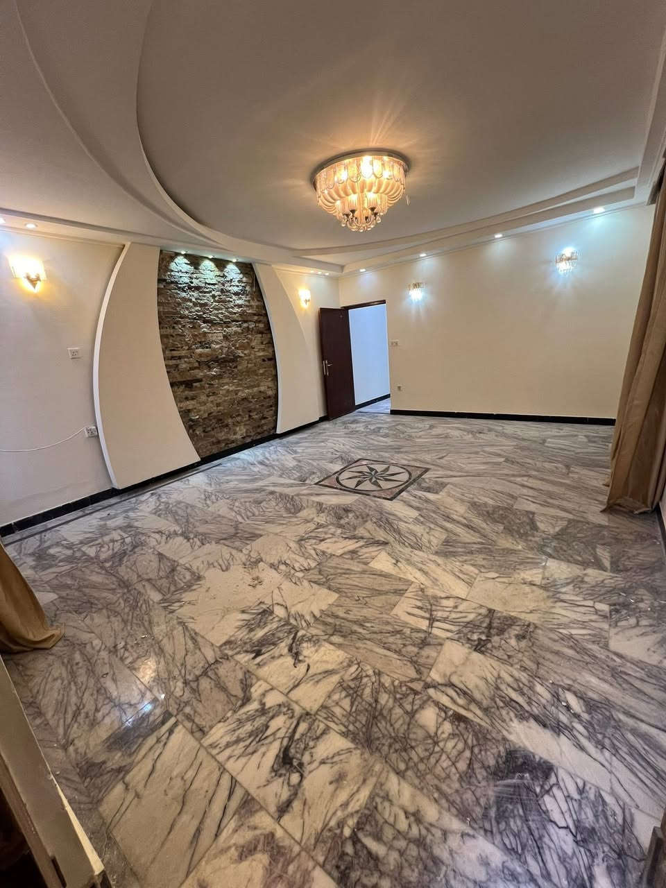 دار للبيع المساحة 200 متر ‏الواجهة 7 نزال 25 ￼
مسلح طابقين طابو ملك صرف المشتل قرب شارع المدارس وشارع الزيدي ￼ يحتوي الطابق الاول على خدمات خارجية وكراج سيارة ومدخلين  استقبال ومطبخ حار ومطبخ بارد   وخدمات ومخزن وترك خلفي وغرفة نوم والطابق الثاني يحتوي على غرفتين 
والسعر مناسب الاتصال على الهاتف 
‏***********
‏*********** ￼
سعر المتر بمليون و800 سعره سعر ارض وبي مجال
