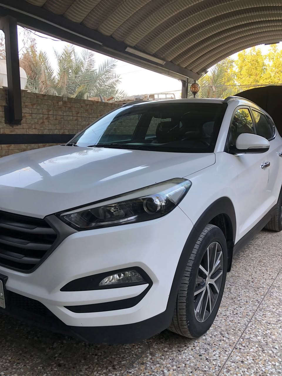 السلام عليكم 
شباب للبيع هونداي توسان مديل 2016 شكل ال17 وراد خليجي داخل بيجي سياره مكفوله بدون اي حادث او بارد سياره ع ايدي  كامله مابيها اي نقص مواصفاتها معروفه 
ماشيه السياره 121 كيلو حقيقي 
السياره رقم بغداد بأسمي عليها غرامه 400 الف تنزل من السعر 
مكانها بغداد 
للاستفسار هـ***********
السعر / 175 ورقه
