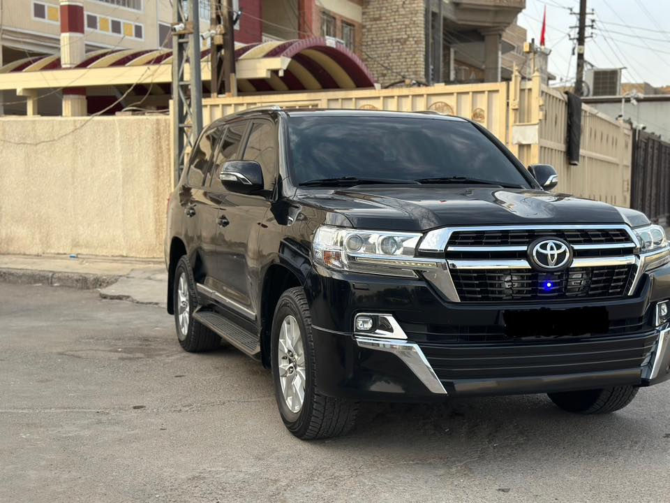 السلام عليكم تيوتا لاندكروزر 2017 انضف من الصور بهواي ماشية 100 سعرها 52وبيها مجال عنوانها بغداد المشتل اي استفسار اتصل وادلل ***********
