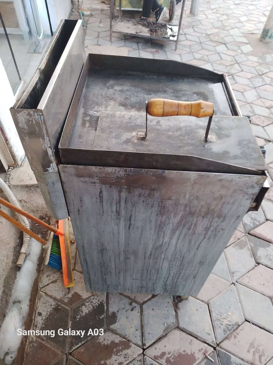 السلام عليكم أغراض المحل للبيع مستعمل بس شهرين ***********
