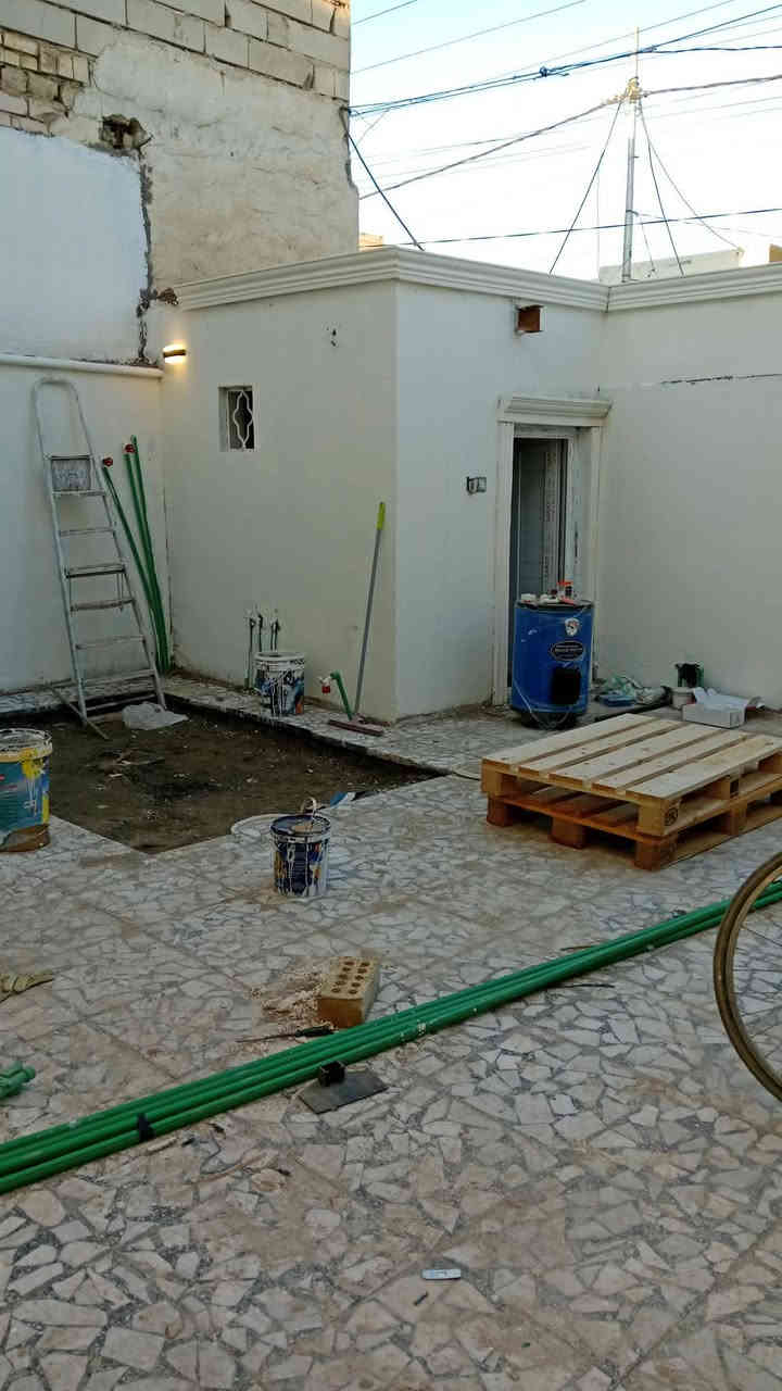 سلام عليكم عندي بيت للبيع 150 متر واجهة 7ونص ونزاله 20 بي غرفتين وصاله كبيره واستقبال 6x4 والغرف وحده 5x4والثانيه 4x4 والثالثه بطابق الثاني 4x5 عكاده شيلمان أعلى من الشارع مكانه حي ميسان قطاع 22 شارع البوريات خلف مول ميسان السعر 170 وبي مجال قليل مطلوب  للمصرف 20 مليون
واتساب ***********
***********
ابو زينب للعقار
