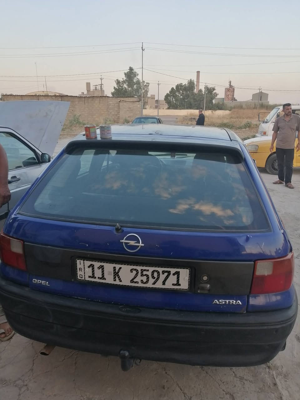 السلام عليكم استره للبيع السياره نضيفه بمعنى الكلمه محرك وكير شرط السياره تخم تاير جديد رقم بغداد انكليزي تبريد ثلج شرط التحويل ثاني يوم السعر 42 لتواصل على الأرقام التالية*********** /*********** معرض العريج لسيارات
