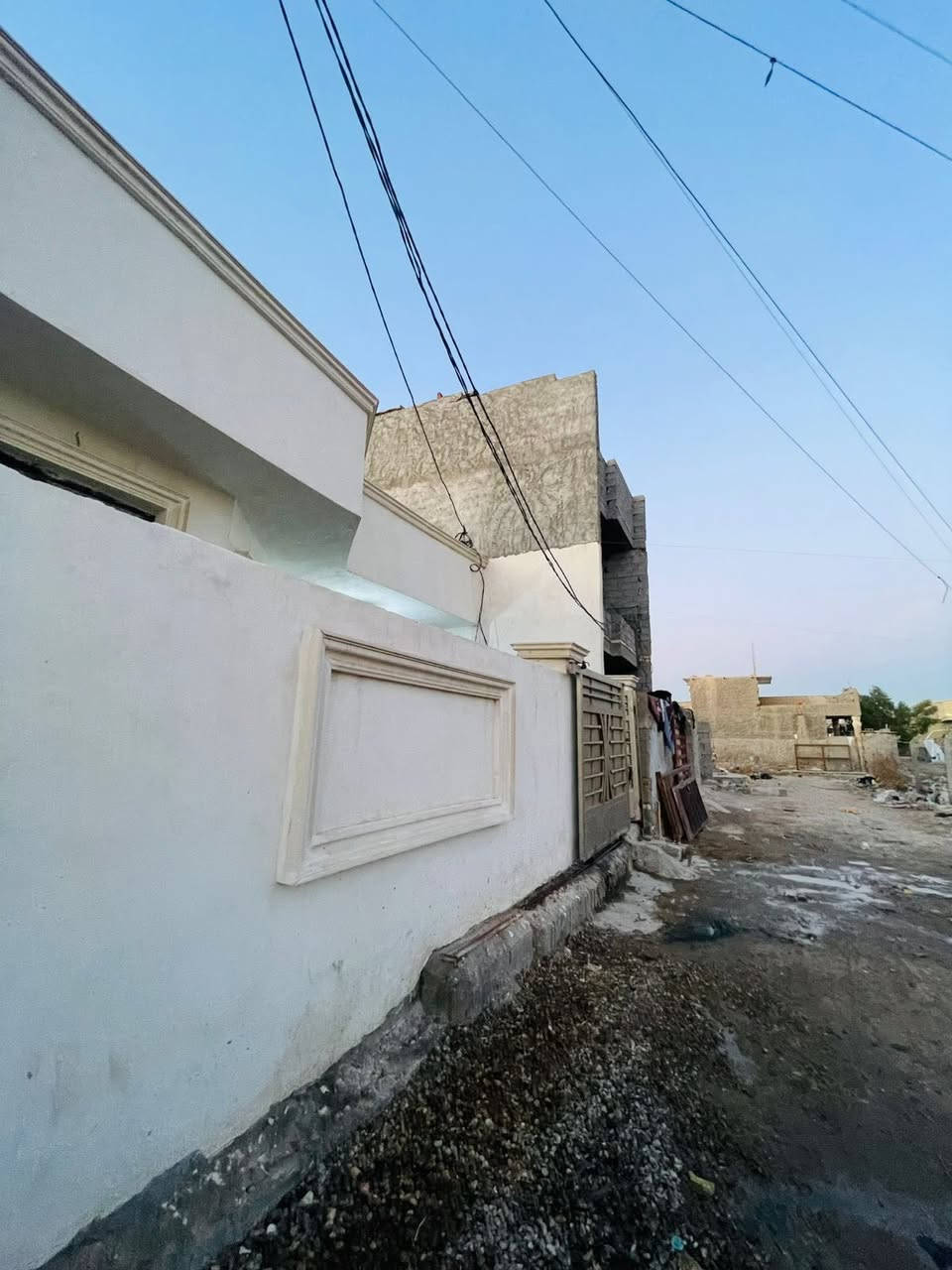 سلام عليكم للبيع دار مساحه 153 واجه 9 وربع ونزال 17 يحتوي ع  2 منام 4 ×4  مطبخ 5 ×3ونص صاله 5×4 صحن كبير الدار متكامل من كلشي بناء 2024  كاشي سيراميك اشتايكر ماء كهرباء كامل واجهز لسكن الدار طابوزراعي سند 25 اقرار محكمه وكاله بسم المشتري عنوان بغداد الكرخ دوانم قرب الشرطه الخامسه 
***********
