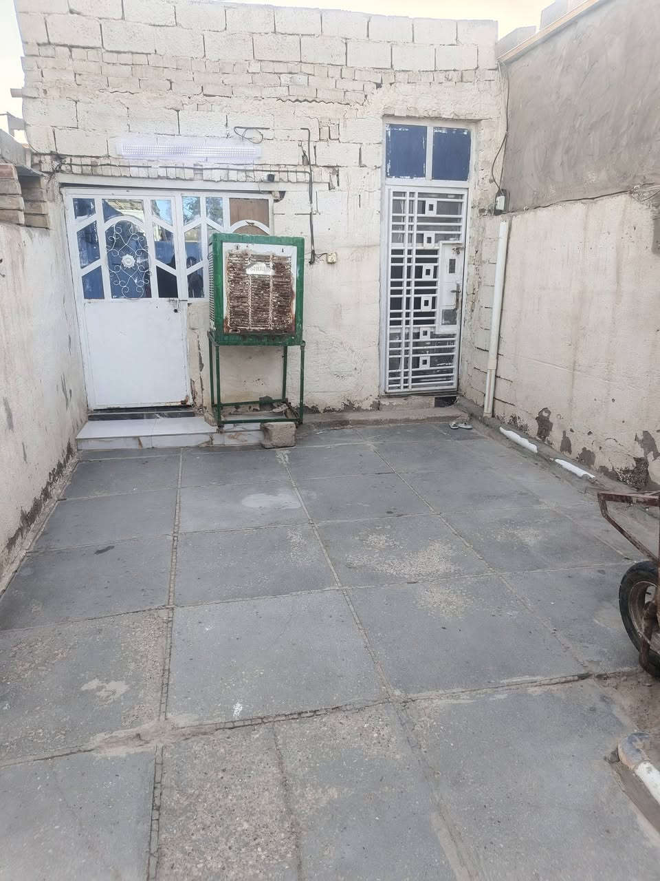 السلام عليكم بيت زراعي مقابل شارع لمستشفى خلف معمل الثلج الخط الثاني مساحه 125 واجهته 5 متوفر ماي وكهرباء وتبليط 
للاستفسار ***********
