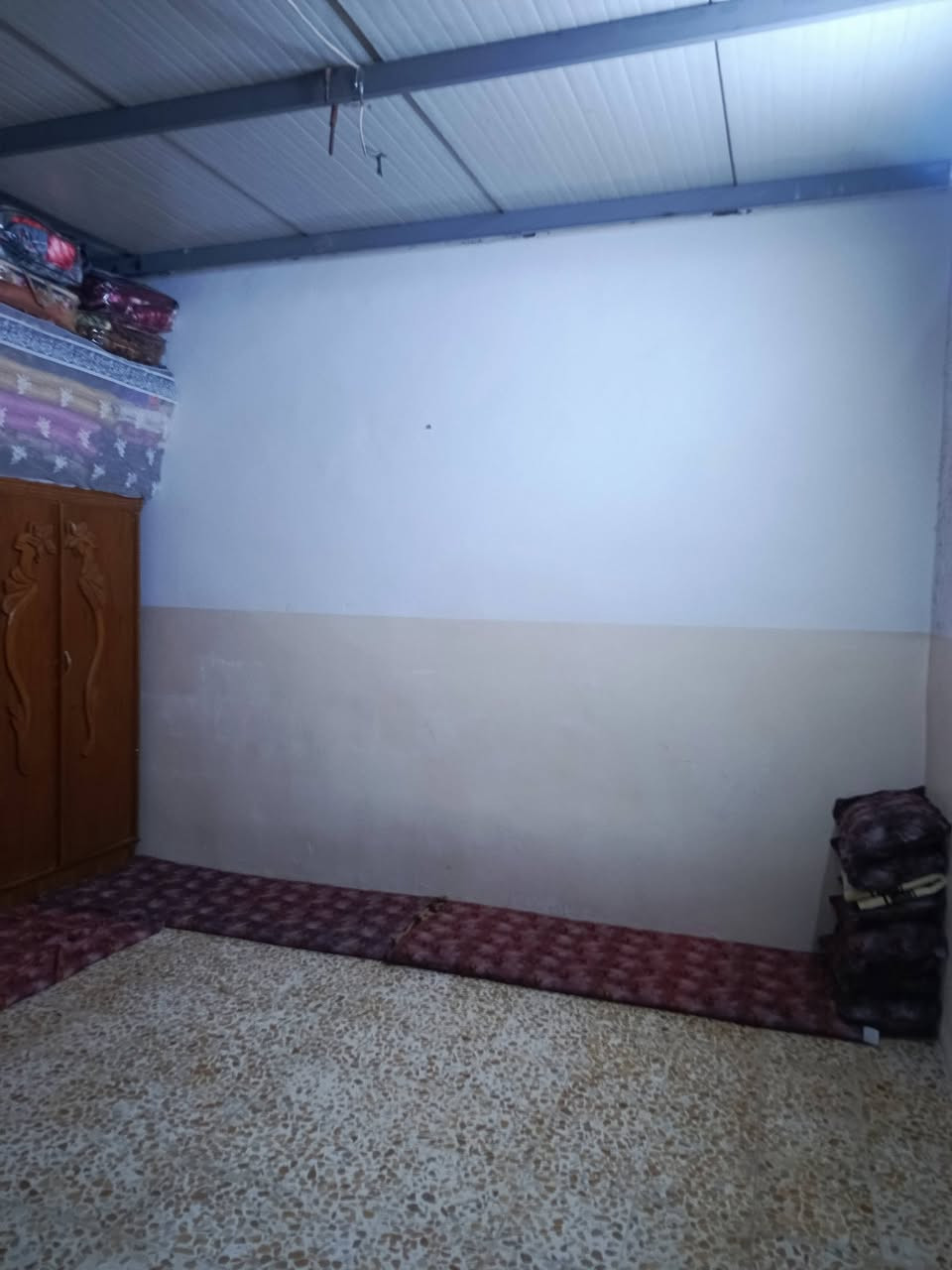 السلام عليكم
دار للبيع زراعي كرت بلديه حي الزهراء قرب معمل الغاز 

البيت مثل ما واضح بالصور خدمات ماء +كهرباء يبعد عن التبليط 100متر

***********
