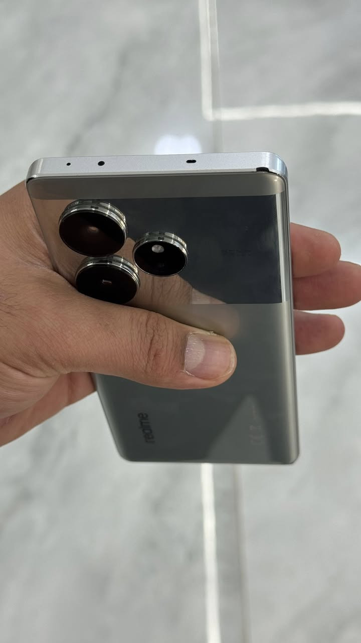 السلام عليكم جهاز ريلمي Gt6 للبيع ملحقاته موجودة مواصفاته :-
الشاشة: AMOLED، 6.78 إنج، 
دقة 1.5K، 120Hz
المعالج: Snapdragon 8s Gen 3
الرام:16 GB
التخزين: 256GB
 البطارية: 5500mAh
 الشحن: 120W
الكاميرا الخلفية:
    * 50MP رئيسية مع OIS
    * 50MP تيليفوتو (تقريب بصري 2x)
    * 8MP واسعة
الكاميرا الأمامية: 32MP
 السماعات: ستيريو
البصمة: تحت الشاشة
 يدعم: 5G، NFC
مقاومة الماء والغبار: IP65
الوزن: 199 غرام
السعر 575 الف و قابل للتفاوض
العنوان بعقوبة 
*********** خاص او واتساب
