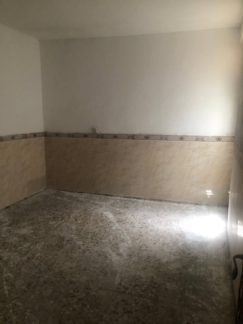 دار حديث للايجار مساحة100يحتوي على ثلاث غرف نوم كبيره واستقبال مع خدمات صحية فوك وجوه البييت جاهز من كلشي
العنوان:الشعب حي العقاري خلف مطعم حجي عادل
السعر:600
للاستفسار:***********مكتب الظلال للعقار

