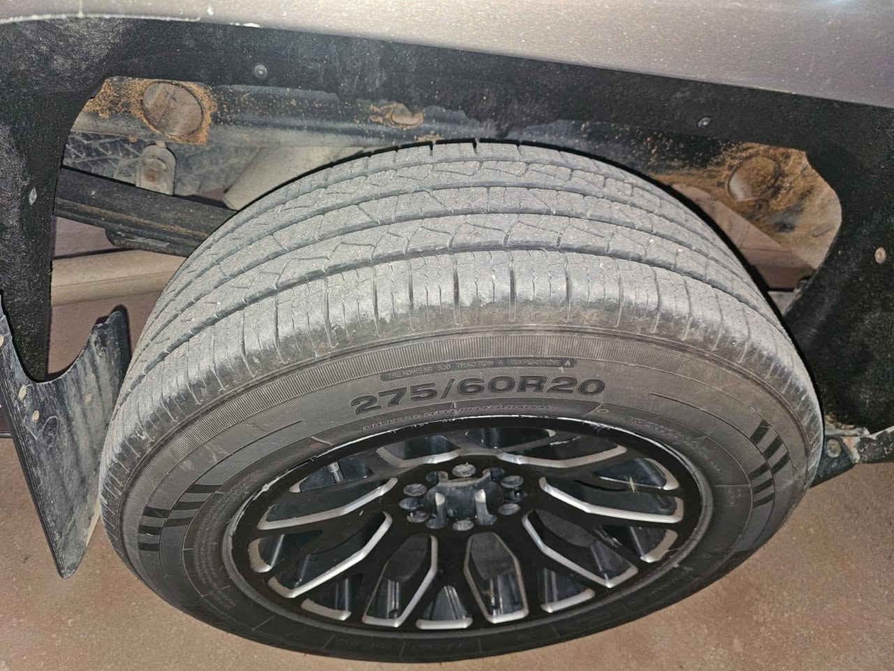 السلام عليكم 
للبيع 
ويل حجم 20 عدد 4
تاير ياباني نضافه 85% حجم 20/275/R60  عدد 2
تاير صيني نضافه 85% حجم 275//20 /60R  عدد 1
تاير صيني نضافه 75% حجم 275/20/50/60R
مكاني رميثه سماوة 
السعر باليرضي الله 
***********
***********

