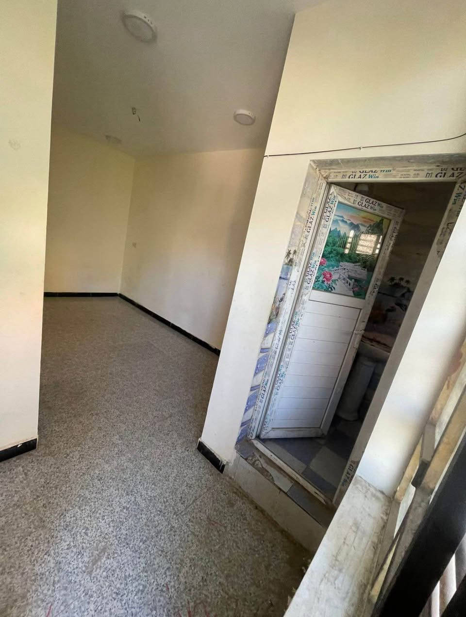 للايجار شقة ٥٠ متر طابق ٢ بشارع نسائم النخيل الزراعي مقابل شارع ابو طيارة
غرفة وهول ومطبخ وصحيات وبالكونة 
السعر ٢٥٠ الف قفل 
***********
