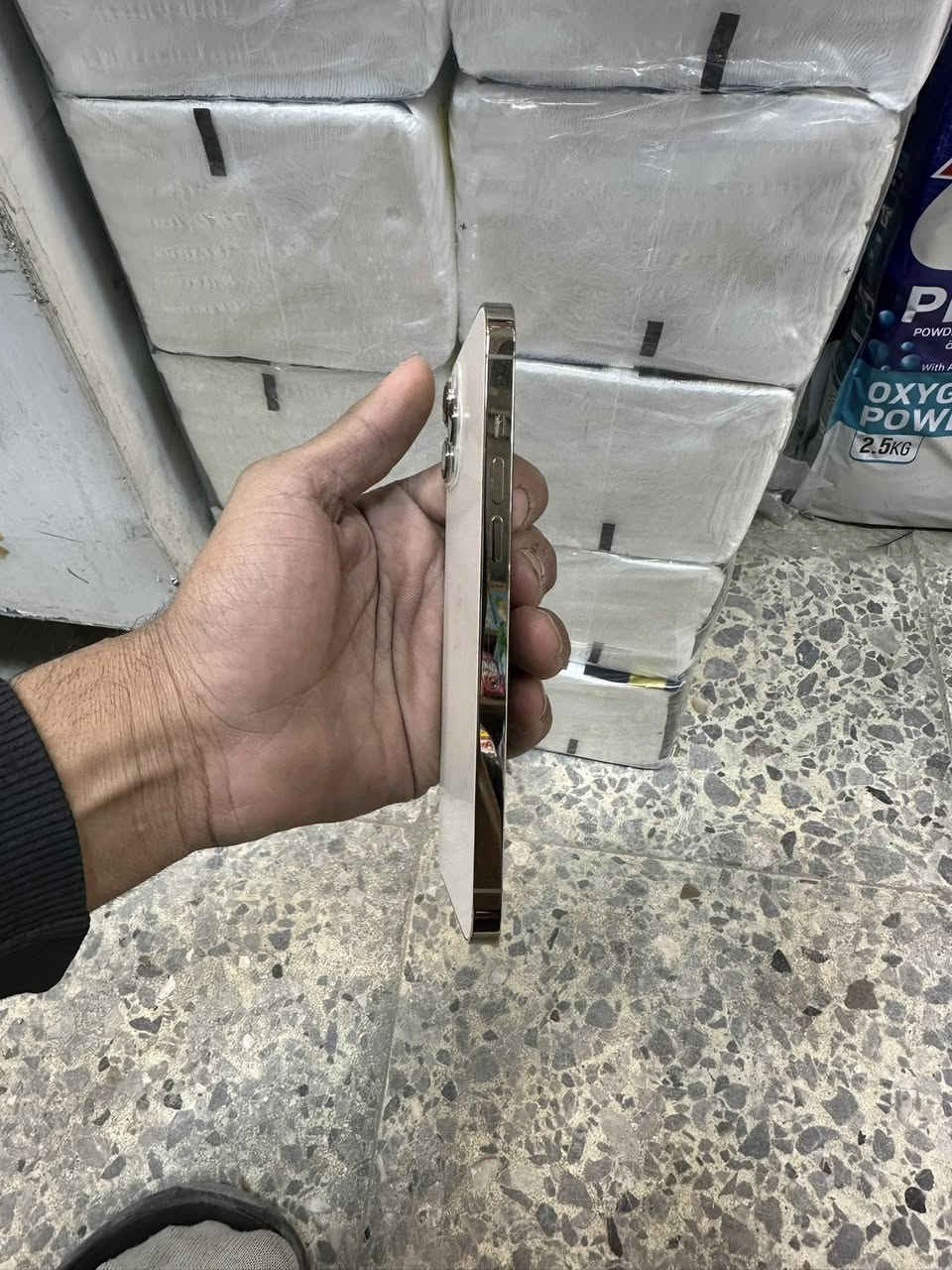 ￼ ‏السلام عليكم iPhone 12 Pro Max بدل بية شاشة شاشة اصلية بس باقي نظيف التلفون￼ السعر 450 العنوان الشعب شارع عدن الرقم ***********￼￼
