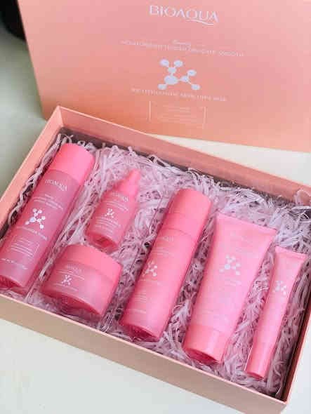 مجموعة العناية بالبشرة بالنيكوتيناميد من BIOAQUA (Nicotinamide Skin Gift Box). ✅💯

يحتوي الصندوق على مجموعة شاملة للعناية بالبشرة تتكون من 6 منتجات. ✅
المنتجات الستة هي: منظف رغوي، تونر، سيروم، لوشن، كريم للوجه، وكريم للعين. 💯
يهدف الاستخدام إلى تفتيح وتوحيد لون البشرة، مما يجعلها تبدو مشرقة ومتساوية. 
🎀يحتوي على مكونات مثل النياسيناميد (فيتامين B3) التي تساعد على تجديد البشرة وتغذيتها.🎀

لطلب واتساب *********** او ماسنجر 
سعر 25 وتوصيل مجاني لجميع المحافظات العراق 🇮🇶
لمدت يومين فقط
لا نتعامل بلتقليد
