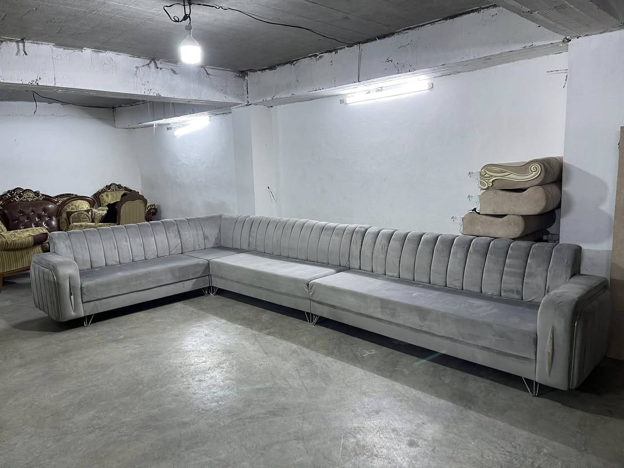 L
هاتینەوە بە ئێڵێکی ناوازە 11نەفەرە
فول دەست کردە و زۆر پاک و خاوێنە 
قاچەکانی هەمووی ئاسنە دیزاینێکی تایبەتی هەیە 
ژم***********
