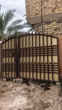 باب • نظيف وجديد • يحتاج صبغ