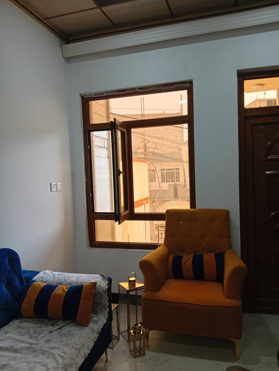 ميز طعام يحتوي على ستة كراسي للبيع مابيه عيب
وطخم اربع قطع قطعتين كبار وقطعتين صغار


**إذا كنت صاحب هذا الإعلان وتريد حذفه لأي سبب، رجاءا أرسل رسالة إلى الدعم الفني**