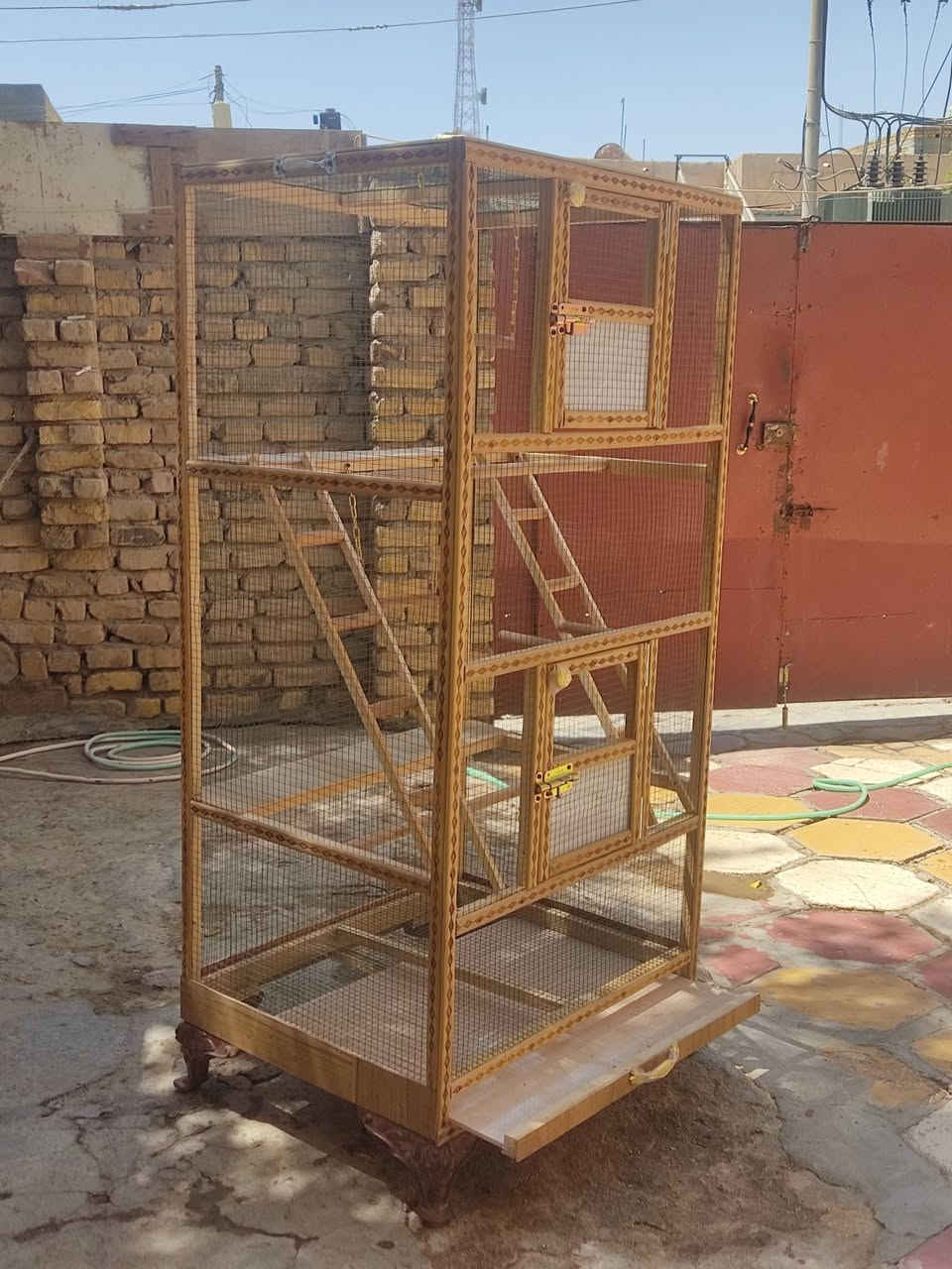للبيع قفص خشبي عمل نجاره جديده غير مستعمل قياساته الارتفاع 1.60العرض 75cm عرض البطن النزال 60 cm يحتوي على مراجيح عدد 2 درج عدد 2 السعر 65 الف وبيه مجال ناصريه حي اور خلف جامع الحسن *********** يوجد واتساب
