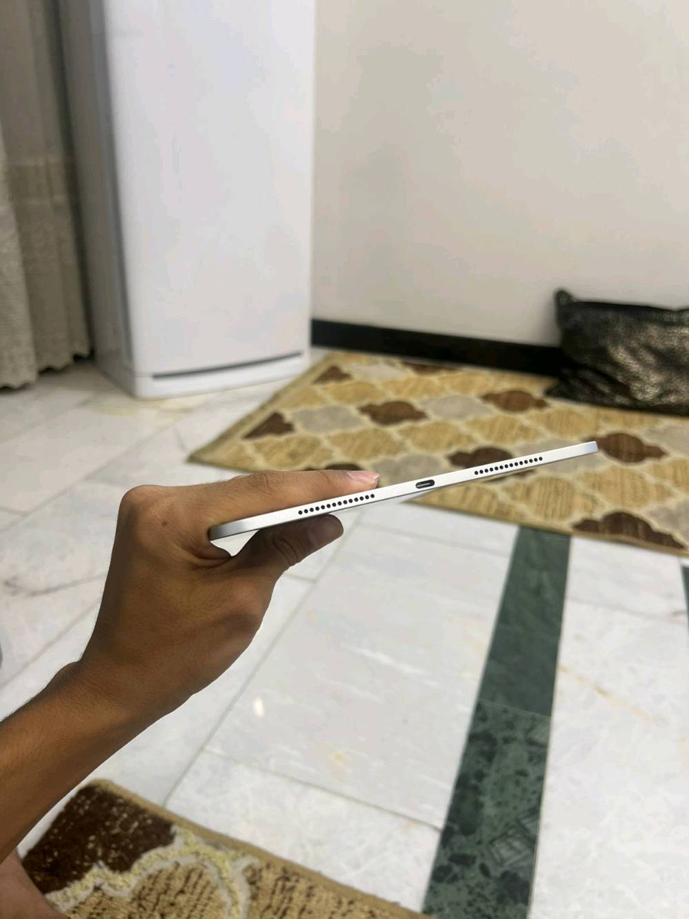 عرضت للبيع آي باد برو في حالة ممتازة. الجهاز نظيف وخالي من أي خدوش. اللون فضي وجميع الوظائف تعمل بشكل مثالي. مثالي للاستخدام اليومي أو للعمل والدراسة.