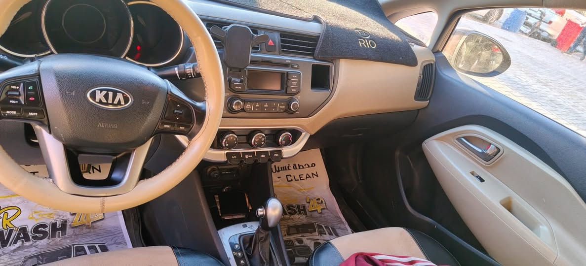 السلام عليكم
كيا ريو خليجي مكفوله شاصي ولغد كير ومكينه جديدات تبريد وكلشي كامل بيه بيه كم قطعه صبغ
موديل ٢٠١٥ للبيع 

رقم بغداد  هزه وسنويه جديده 

السعر 90 وبيها مجال 
الاتصال:***********
