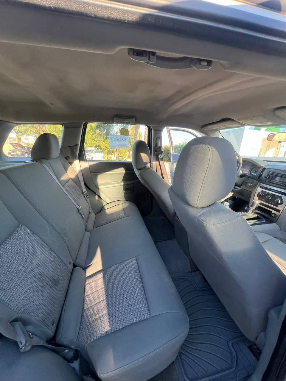 جيب كراند شيروكي 2007 مكفوله
محرك 6 سلندر 3700
تدفئة وتبريد
كشن كهربائي
ماشيه 173 الف
السيارة جديدة ونضييفة 
***********
