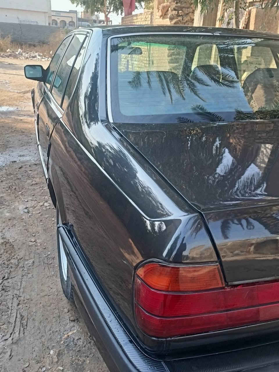 سيارة بي ام 735فول اوتتماتيك جام فتحت سقف كراسي 
كهربائيات كله شغالة تبريد ثلج 
محرك كير  كاردن اكسل صدر كله مكفول 
تخم تاير %نضافة 
السيارة مصبوغة عام صبغ فرن ومتعوب عليه 
السيارة رايده ب 55 وبيه مجال للطيبين ان شاءالله 
مكان السيارة بغداد التاجي 
رقم الهاتف ***********
