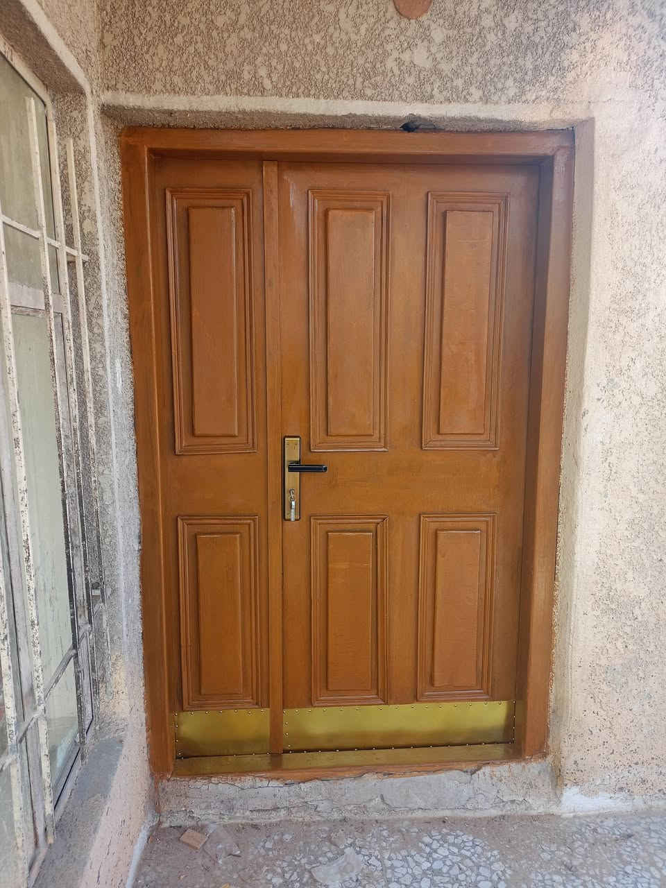 ***********
معمل ونجارة حاتم العكيلي 
بيع و شراء وترميم وتنصيب كافت ابواب غرف النوم
