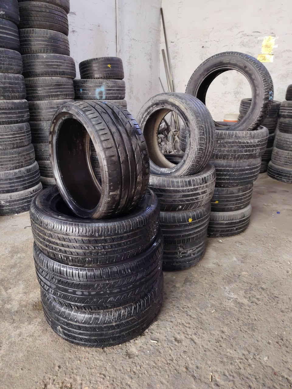 تصفية تايرات باله زيرو اخو الجديد 40 زوج شلعه وحده سعر جدا مناسب القياسات الموجوده من 16 لل 20 وبيهن اربع زواج 21 انتاج قريب  أغلبيتهم ستندر شلعه وحده سعر الزوج 23 الف قفل مكاني نجف حي النداء شارع المجمعات للاستفسار ***********
