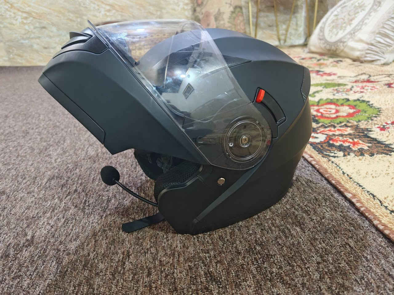 سلام عليكم عندي خوذتين للبيع وحده جديد بل جيس وحده مستعمله شراي يتصل مكاني نجف ***********
