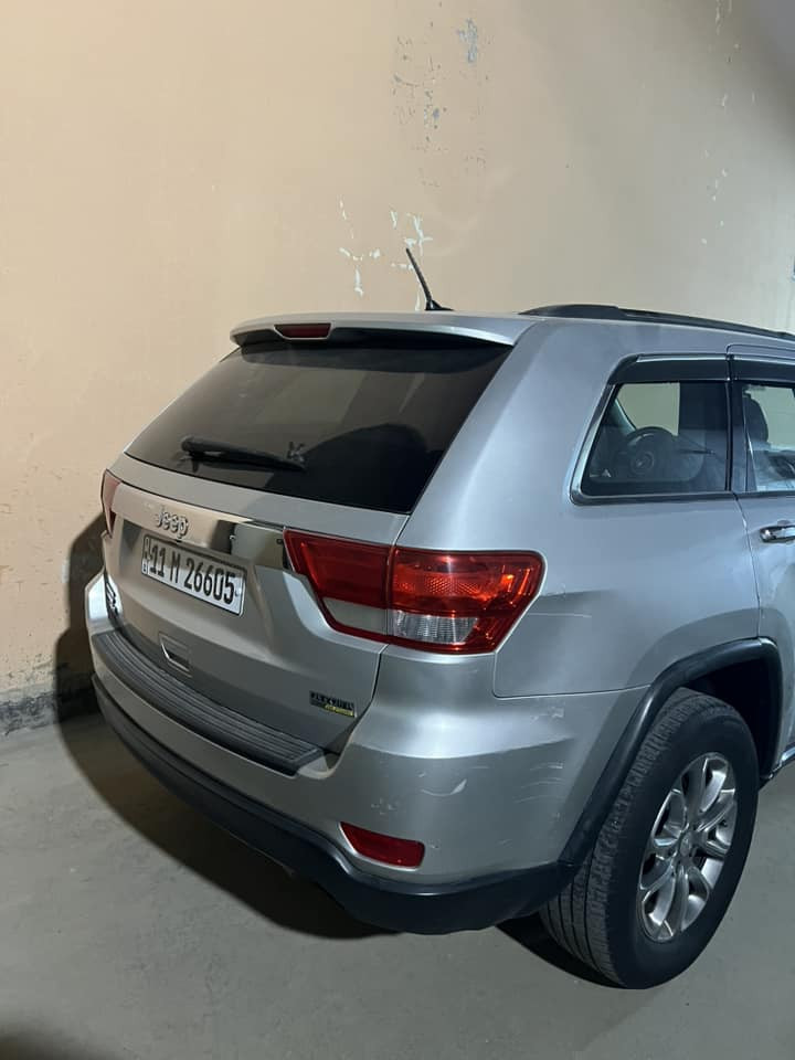 السلام عليكم ، جيب 2011 رقم بغداد وارد امريكي للبيع ضررها الباب الخلفي عكس السايق بي جراد بسيط  موضح بالصورة و الجاملغ الخلفي عكس السايق مصبوغ ، سعرها 155 ورقة و بيها مجال بسيط ، مكان السيارة الأنبار - الفلوجة 
للتواصل 
***********
