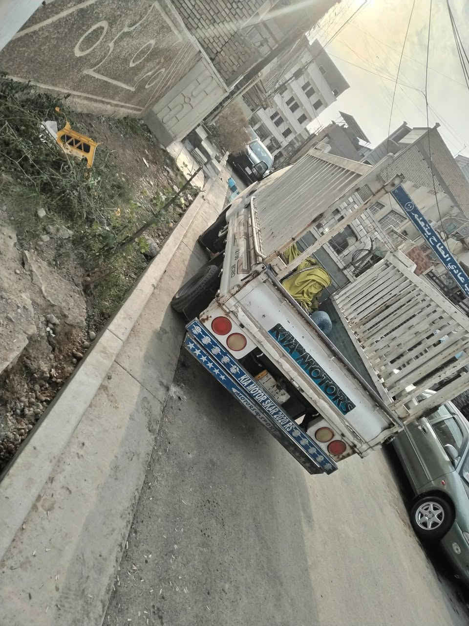 السلام عليكم ورحمة الله وبركاتة سياره حمل للبيع موديل 2015 سيارة حلوه ونضيفه سعر 105 وبيهه مجال للطيبين رقم الهاتف *********** عنوان ابو غريب حي المهندسين
