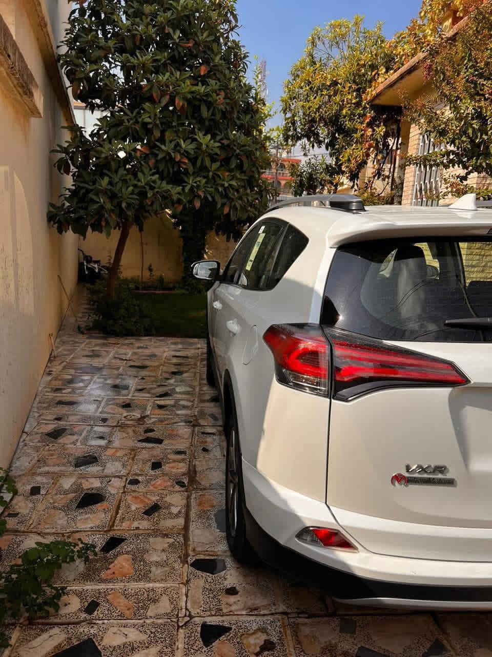 السلام عليكم 
 
تويوتا راف فور فول مديل 18 فول  مواصفات VXR سياره جديدة مكفوله كفاله عامه  من الضربه الصبغ والشخوط  رقم سليمانيه جديد ماشيه 115 بيع او مراوس للاستفسار 
***********
