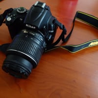 نيكون D5000 • عدسة 18-55 • بطارتين