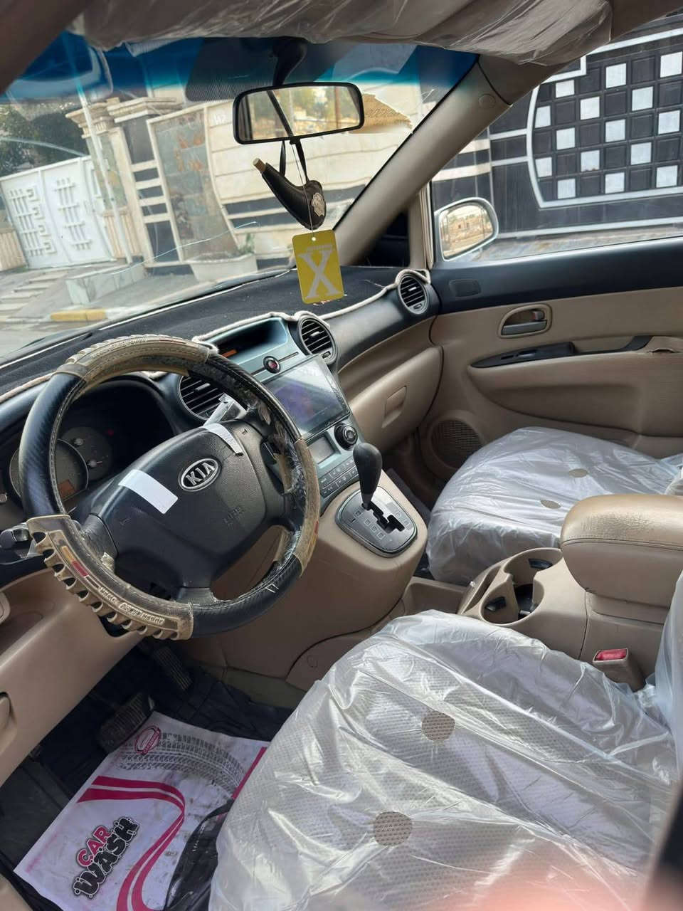 سلام عليكم كيا كارينز ٧ راكب موديل 2008 وارد خليجي يعني مابيه ضربه فقط مصبوغه حزام اثر جراد وللجماليه رقم بغداد محرك 2000 دوش بدايت تنقيص والباقي كله مكفول تبريد قطعتين شاشه تاب 95 وبيه مجال *********** مكان السياره بغداد الحريه
